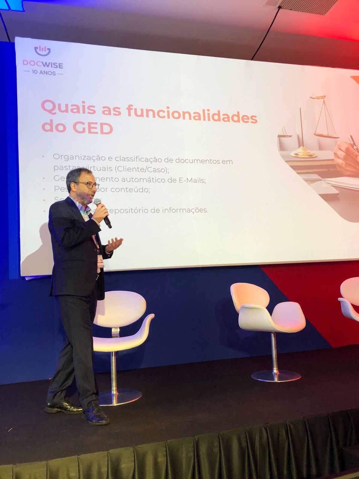 Carlos Machado, CEO da Docwise, explicando as funcionalidades do GED
